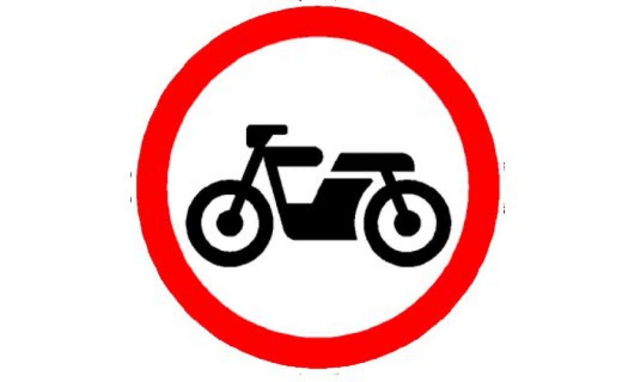 Знак мотоцикл в круге. Знак движение мотоциклов запрещено. Дорожные знаки для мопедов. Табличка движение мотоциклов. Дорожный знак мопед в Красном круге.