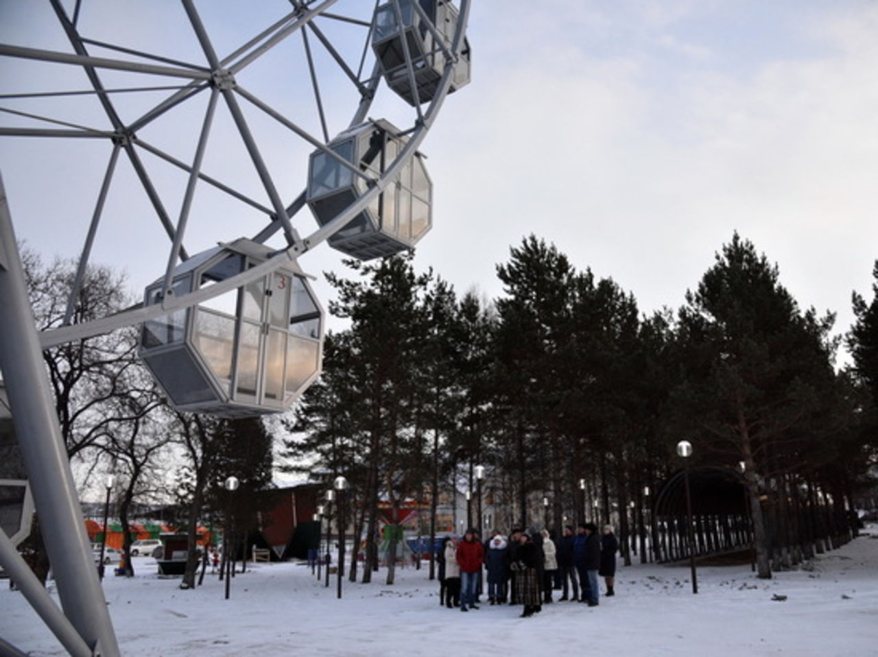 Колесо обозрения кемерово. Парк города Белово. Центральный парк город Белово. Колесо обозрения Белово. Белово парк аттракционов.