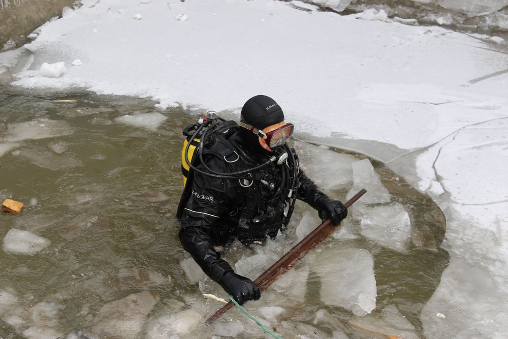 Водолаз зимой