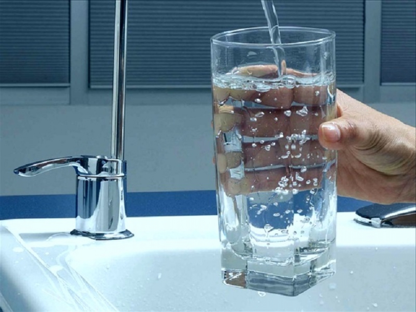 Стакан питьевой воды. Фторирование водопроводной воды. Чистая вода. Очистка питьевой воды. Стакан для фильтра воды.