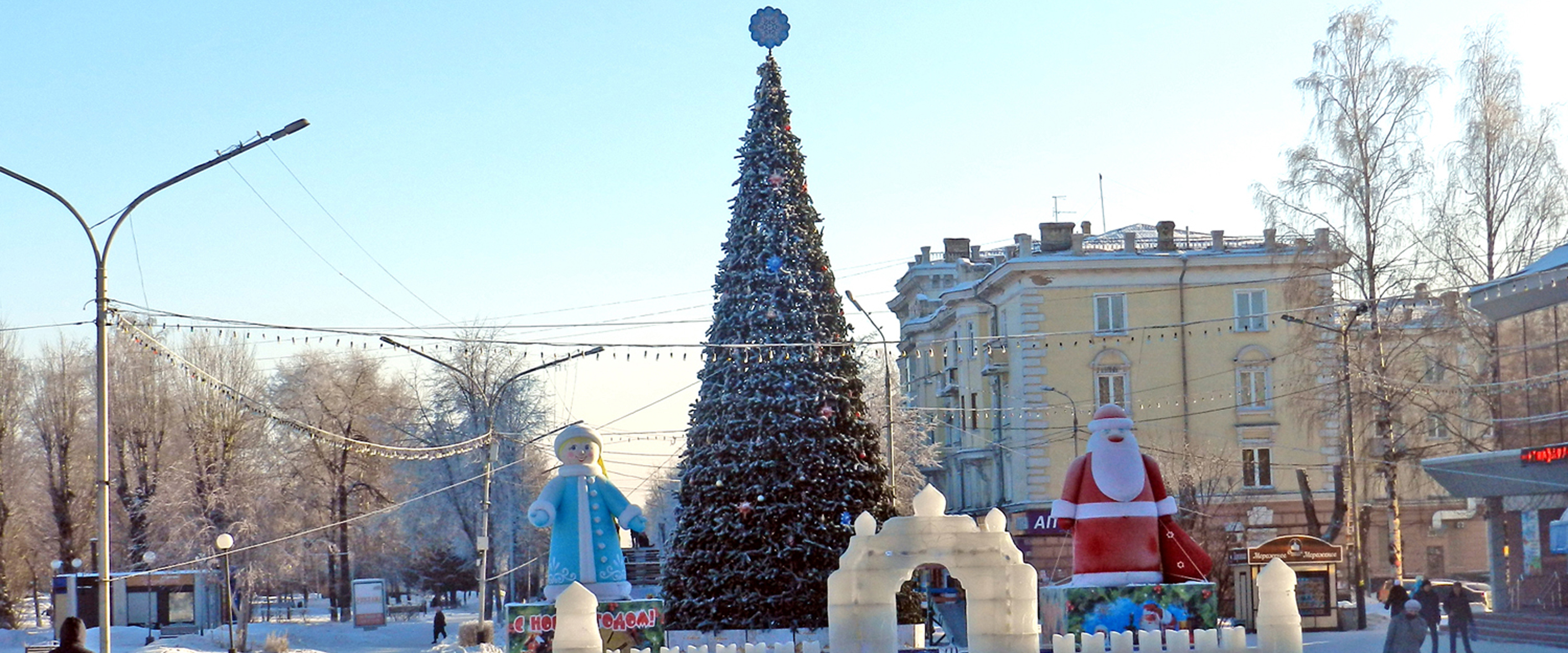 Погода в киселевске кемеровской на 14 дней. Новогодняя елка в г, Киселевск Кемеровской области. Елка на Красном Камне город Киселевск. Киселёвск Кемеровская область зимой. Киселевск улица Ленина красный камень.